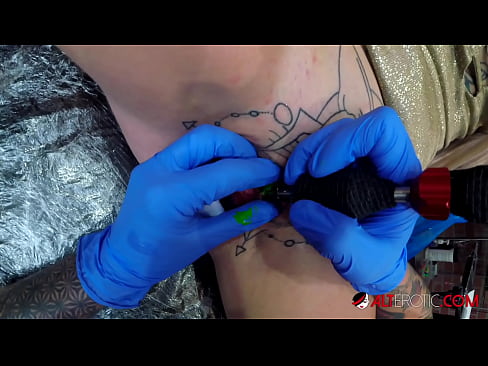 ❤️ Ekstrèmman tatoue hottie Sully Savage te fè yon tatoo sou klitoris li ️❌ Videyo sèks nan ht.sex78.ru ️❤