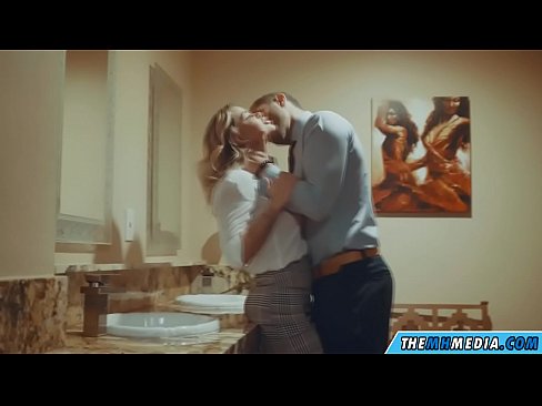 ❤️ Lè yon blond bèl sedui ou nan yon twalèt piblik ️❌ Videyo sèks nan ht.sex78.ru ️❤